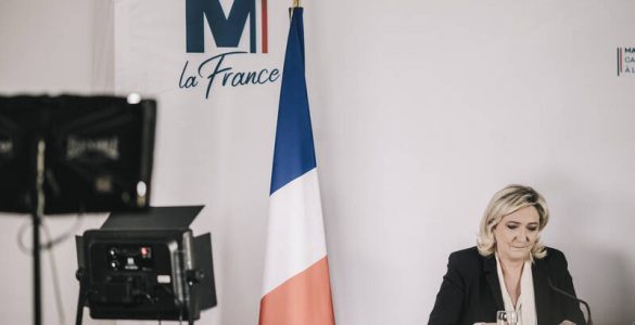Le Pen renonce à la suppression de la double nationalité, le RN mis devant le fait accompli