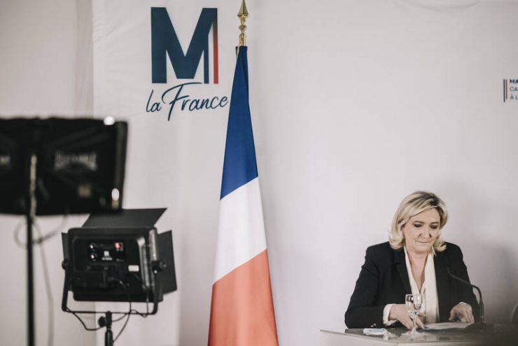 Le Pen renonce à la suppression de la double nationalité, le RN mis devant le fait accompli