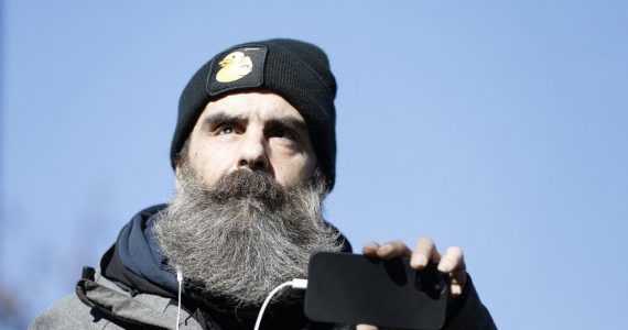 "Socialement, ils veulent me déglinguer" : le gilet jaune Jérôme Rodrigues vide son sac