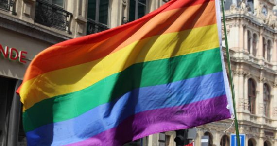 Le directeur du forum Gay et Lesbien de Lyon démissionne et dénonce l’emprise du mouvement “woke”