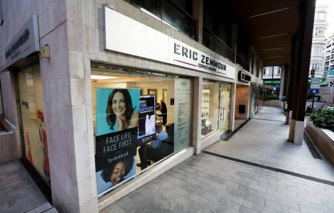 La vitrine du coiffeur Eric Zemmour vandalisée à Nice