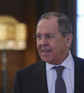 Quand le chef de la diplomatie du Kremlin lance des fleurs à Macron