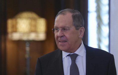 Quand le chef de la diplomatie du Kremlin lance des fleurs à Macron