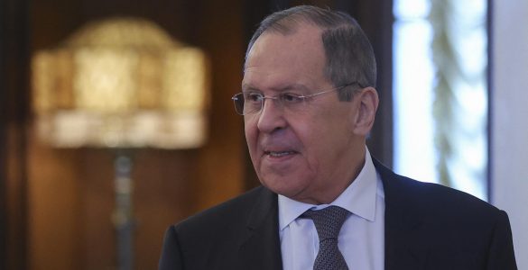 Quand le chef de la diplomatie du Kremlin lance des fleurs à Macron