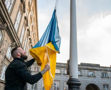 Denmark opens its arms to Ukrainians, while trying to send Syrian refugees home