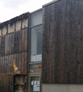 Un commissariat de police attaqué avec des poubelles en feu à Orléans