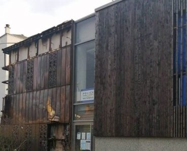 Un commissariat de police attaqué avec des poubelles en feu à Orléans