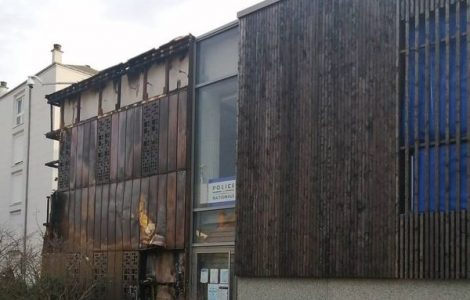 Un commissariat de police attaqué avec des poubelles en feu à Orléans