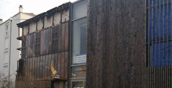 Un commissariat de police attaqué avec des poubelles en feu à Orléans