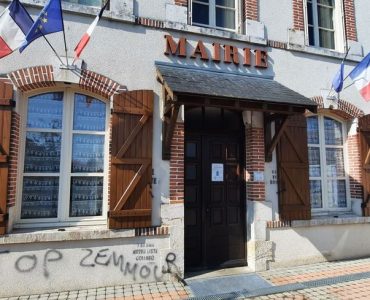 "Maire raciste" : la mairie de Saint-Aignan-le-Jaillard taguée après que le maire a parrainé Eric Zemmour