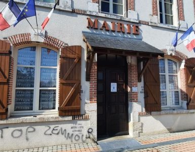 "Maire raciste" : la mairie de Saint-Aignan-le-Jaillard taguée après que le maire a parrainé Eric Zemmour
