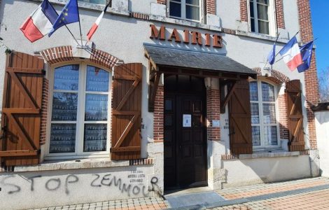 "Maire raciste" : la mairie de Saint-Aignan-le-Jaillard taguée après que le maire a parrainé Eric Zemmour