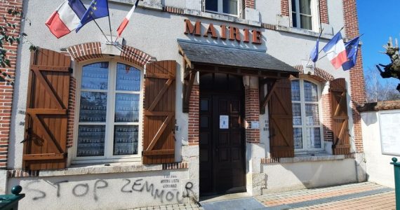 "Maire raciste" : la mairie de Saint-Aignan-le-Jaillard taguée après que le maire a parrainé Eric Zemmour