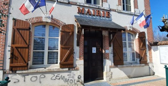 "Maire raciste" : la mairie de Saint-Aignan-le-Jaillard taguée après que le maire a parrainé Eric Zemmour