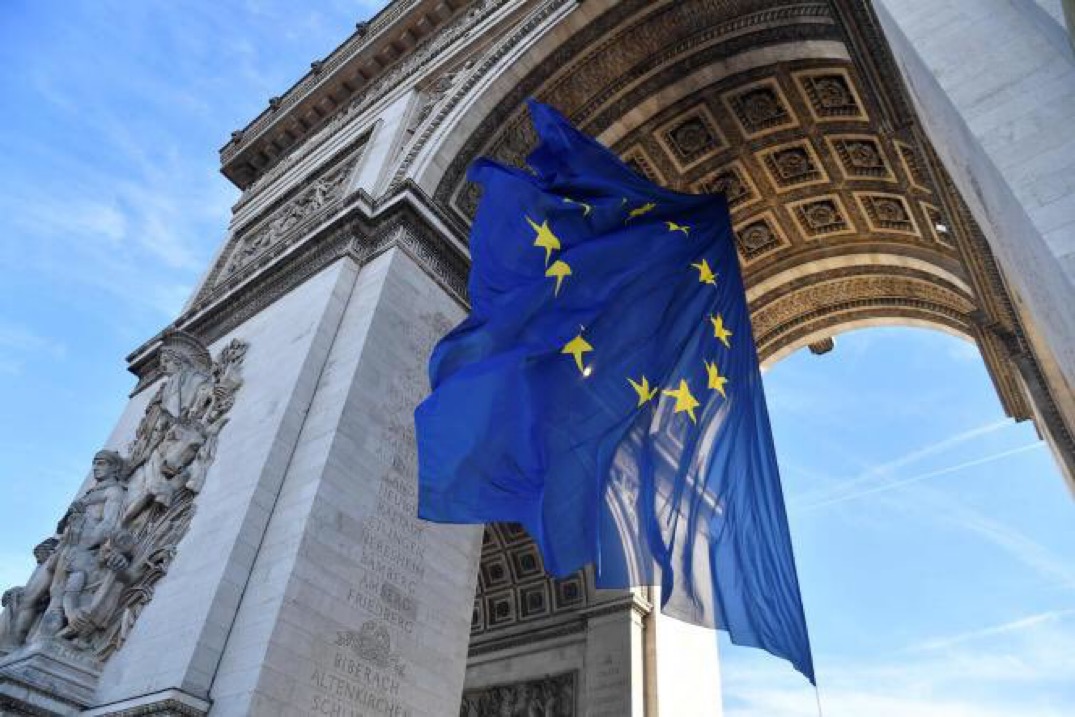 Le drapeau de l'Union européenne est de retour sous l'arc de Triomphe (MàJ) - Fdesouche