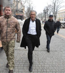 Bernard-Henri Levy s’est-il affiché à Odessa avec un militaire néonazi?
