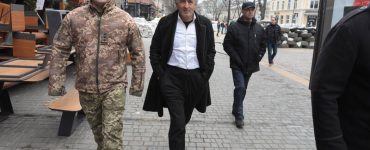 Bernard-Henri Levy s’est-il affiché à Odessa avec un militaire néonazi?