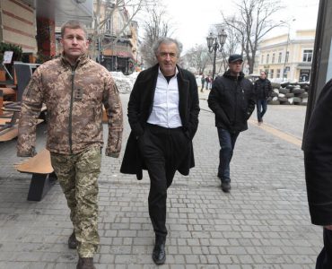 Bernard-Henri Levy s’est-il affiché à Odessa avec un militaire néonazi?