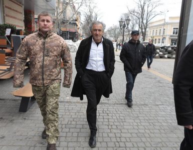 Bernard-Henri Levy s’est-il affiché à Odessa avec un militaire néonazi?