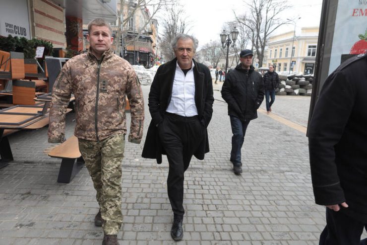 Bernard-Henri Levy s’est-il affiché à Odessa avec un militaire néonazi?