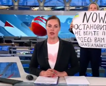 Une journaliste russe arrêtée après avoir dénoncé en direct la propagande de Poutine