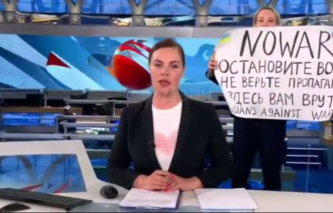 Une journaliste russe arrêtée après avoir dénoncé en direct la propagande de Poutine
