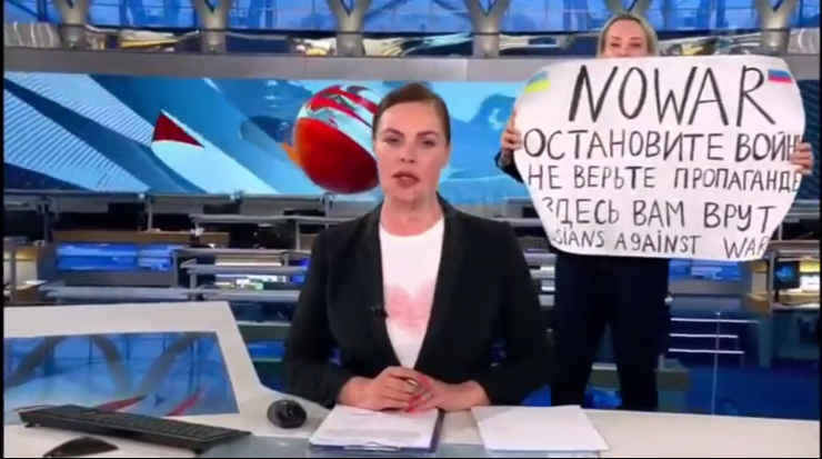 Une journaliste russe arrêtée après avoir dénoncé en direct la propagande de Poutine