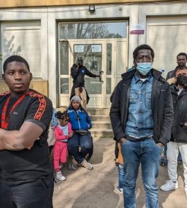 Les résidents du centre d'accueil des demandeurs d'asile de Vergigny protestent contre la vétusté de leur foyer