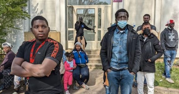 Les résidents du centre d'accueil des demandeurs d'asile de Vergigny protestent contre la vétusté de leur foyer