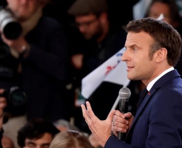 "Lui, au moins, il n’est pas obsédé par les migrants" : la victoire de Macron rassure les étrangers de France