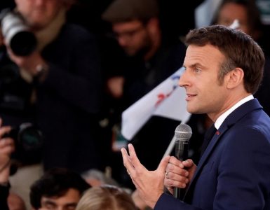 "Lui, au moins, il n’est pas obsédé par les migrants" : la victoire de Macron rassure les étrangers de France