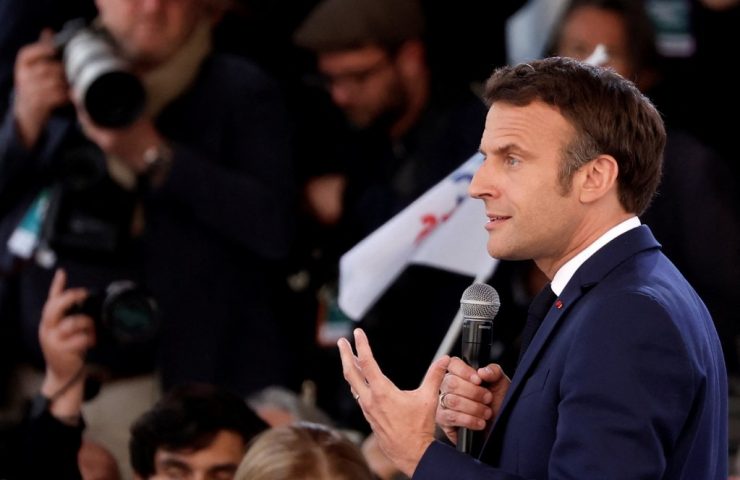 "Lui, au moins, il n’est pas obsédé par les migrants" : la victoire de Macron rassure les étrangers de France