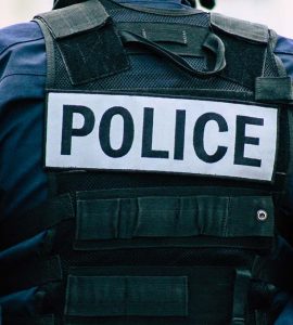 Creil : Les policiers encerclés et agressés par des dizaines d'individus lors d'une interpellation