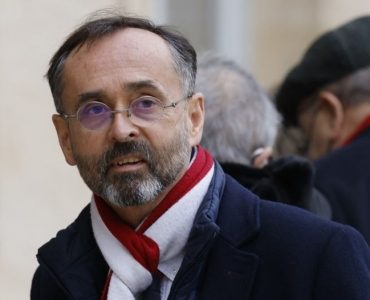 Législatives : Ménard retourne (encore) sa veste et appelle à "faire bloc" derrière Macron