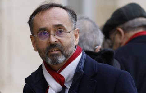 Législatives : Ménard retourne (encore) sa veste et appelle à "faire bloc" derrière Macron