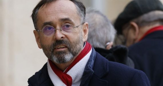 Législatives : Ménard retourne (encore) sa veste et appelle à "faire bloc" derrière Macron