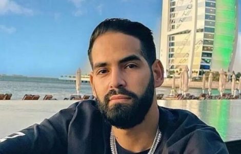 Un candidat de téléréalité violente une femme et ses amis se marrent