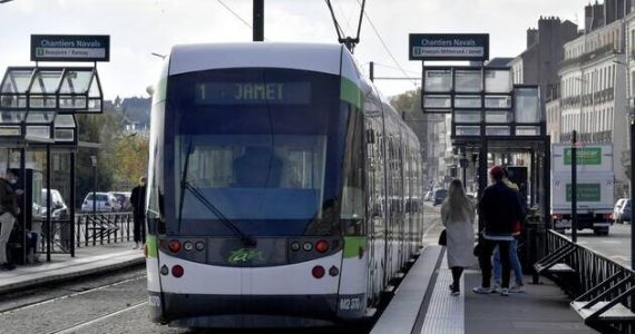 Nantes. Une bagarre dégénère dans le tram, un homme poignardé au thorax et à la tête