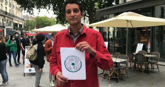 Un militant LFI jugé pour avoir brûlé le drapeau français à Nantes