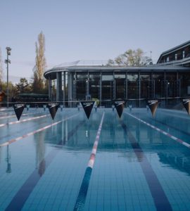 Vols de voitures, insultes, police empêchée… Chaos dans une piscine de Tours, prise d’assaut par 500 « jeunes »