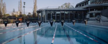 Vols de voitures, insultes, police empêchée… Chaos dans une piscine de Tours, prise d’assaut par 500 « jeunes »