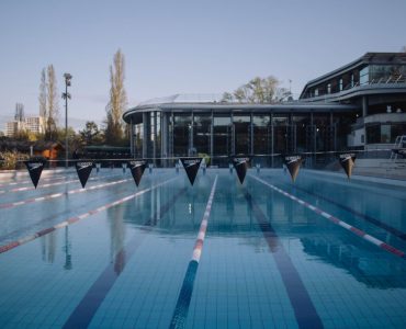 Vols de voitures, insultes, police empêchée… Chaos dans une piscine de Tours, prise d’assaut par 500 « jeunes »