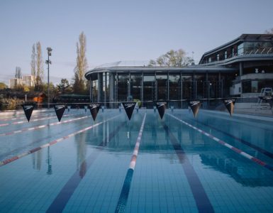 Vols de voitures, insultes, police empêchée… Chaos dans une piscine de Tours, prise d’assaut par 500 « jeunes »