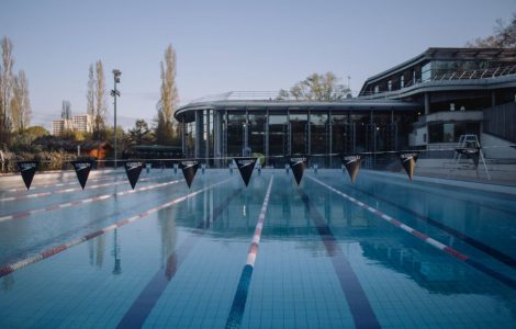 Vols de voitures, insultes, police empêchée… Chaos dans une piscine de Tours, prise d’assaut par 500 « jeunes »