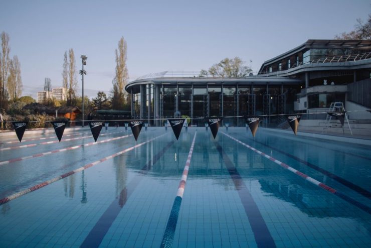 Vols de voitures, insultes, police empêchée… Chaos dans une piscine de Tours, prise d’assaut par 500 « jeunes »