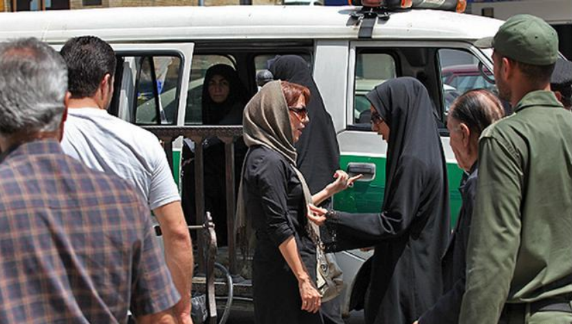 Iran plus de 300 personnes arrêtées pour avoir milité contre le port