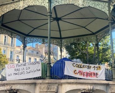 Marseille : une cinquantaine de migrants mineurs isolés installent leurs tentes sur la Canebière