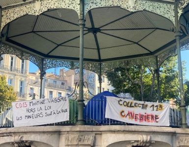 Marseille : une cinquantaine de migrants mineurs isolés installent leurs tentes sur la Canebière