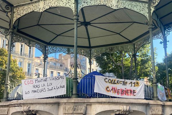 Marseille : une cinquantaine de migrants mineurs isolés installent leurs tentes sur la Canebière