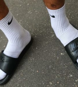 «Ça fait plage» : l’interdiction des claquettes-chaussettes dans un collège divise élèves et enseignants
